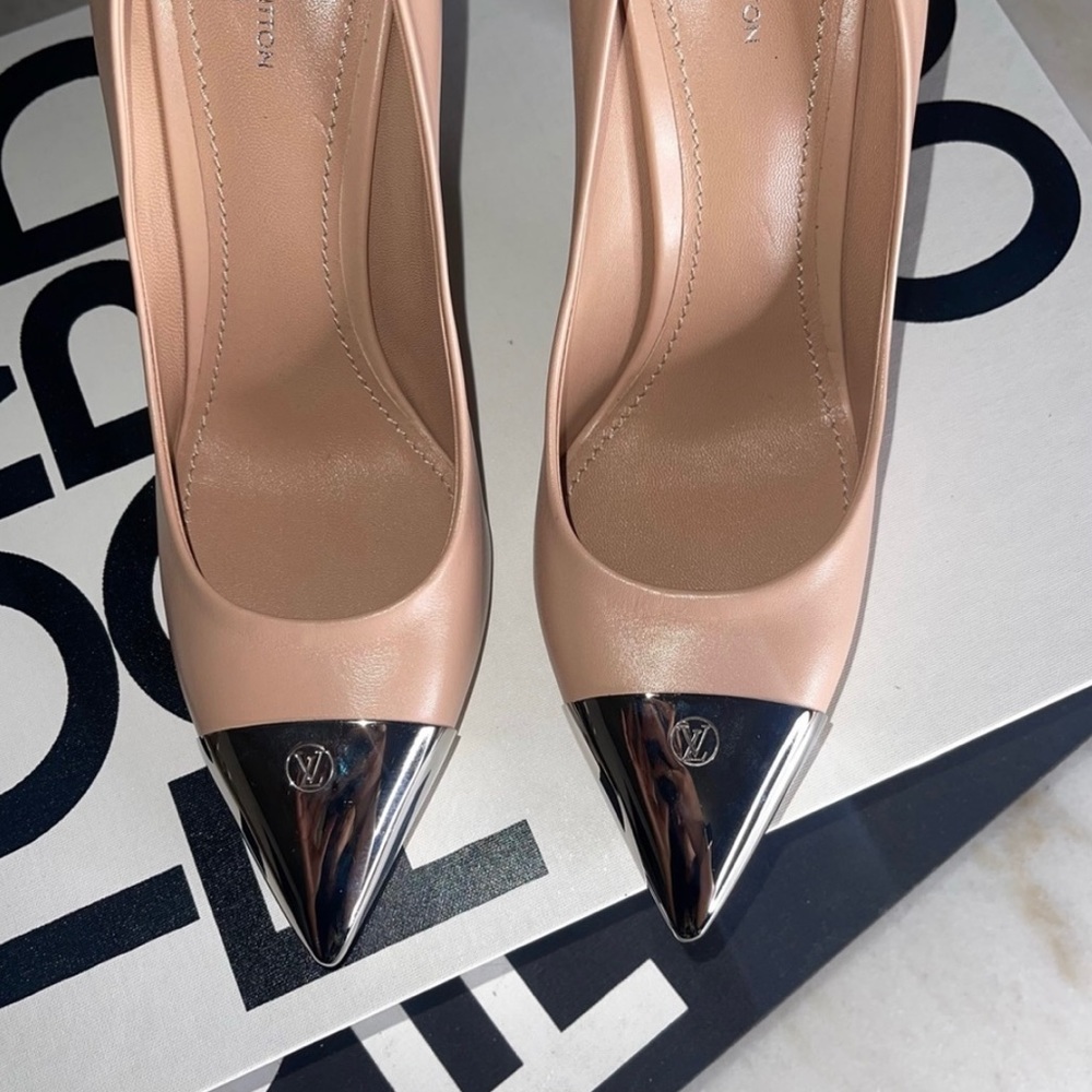 New Louis Vuitton Merry Go Round Metal Cap Pump in Nude - Picture 14 of 17